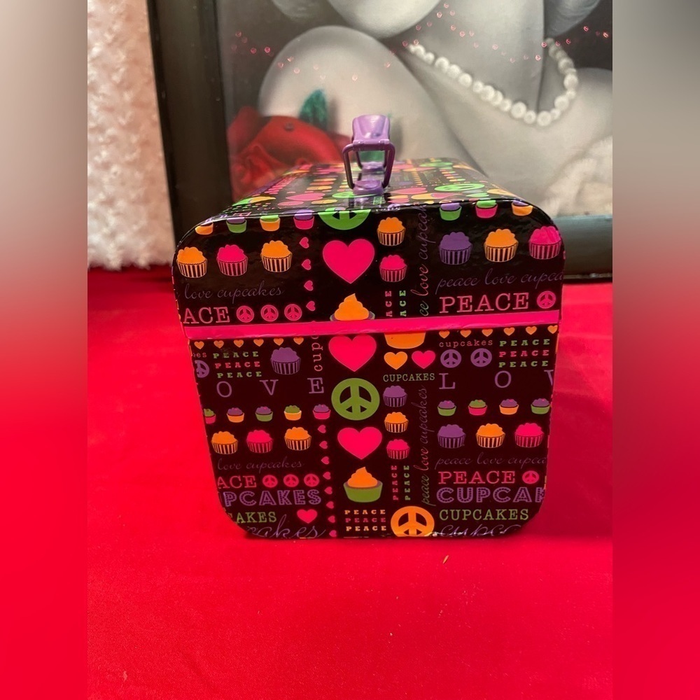 ⭐️PREVIOUSLY OWNED LOOKS NEW PEACE SIGN LITTLE LUNCH BOX PURPLE W. MANY … - Picture 6 of 10